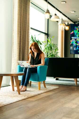 chica-trabajando-cloud